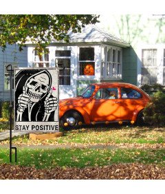 Zastava Banner Dekoracija za Noč čarovnic OSTANI POZITIVEN Okostje Lobanja 45 x 30 cm