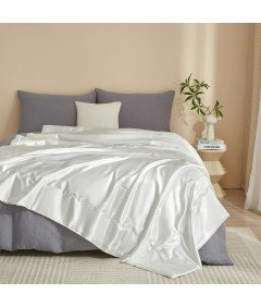 Przytulny Koc Satynowy Narzuta na Łóżko Sofę Kanapę 150x200 cm Biały