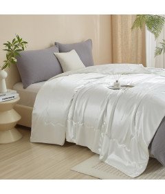 Przytulny Koc Satynowy Narzuta na Łóżko Sofę Kanapę 150x200 cm Biały